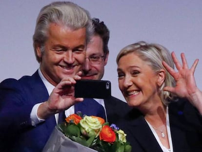 O ultradireitista holandês Geert Wilders e a francesa Marine Le Pen tiram uma ‘selfie’ em 2017.