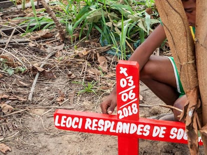 Un niño, junto a la tumba de su padre, asesinado en el Estado de Pará (Brasil) en 2018 por un conflicto de tierras.