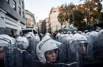 Un dispositivo de mujeres policías turcas bloquean el camino de las activistas de los derechos de las mujeres, en una marcha por la Plaza Taksim en contra de la violencia de género en Estambul.