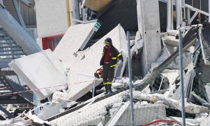 Los bomberos buscan desaparecidos bajo los restos de la f&aacute;brica Haemotronic, en Medolla, tras el terremoto del 29 de mayo. 