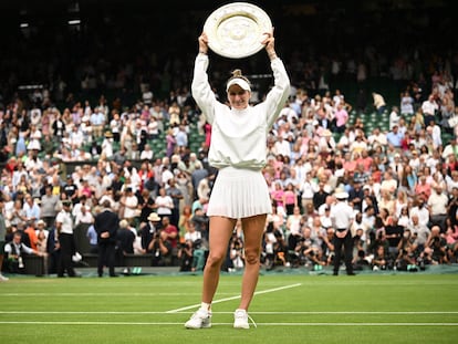 Vondrousova posa con el trofeo de campeona, este sábado en Wimbledon.