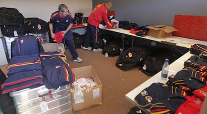 El utillero Damián García en la sala del material de la selección durante el Mundial. 