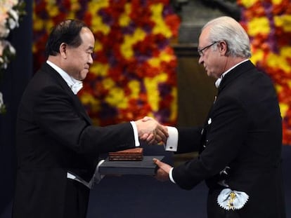 El Nobel de Literatura Mo Yan recibe el galard&oacute;n de manos del rey Gustavo de Suecia.