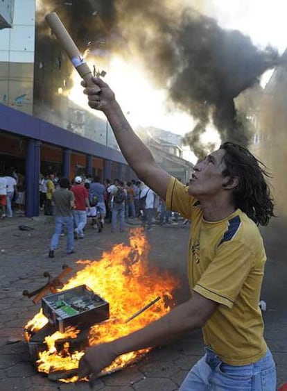 Un manifestante dispara una bengala contra un edificio público en Santa Cruz el martes.