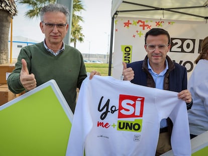 Los alcaldes de Villanueva de la Serena y Villanueva de la Serena, José Luis Quintana y Miguel Ángel Gallardo, en la campaña por la fusión del 16 de marzo de 2022.