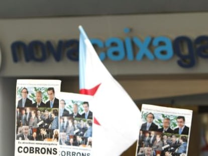 Manifestaci&oacute;n por las calles de Vigo de los delegados sindicales de la CIG que finaliz&oacute; ante la sede central de Novacaixagalicia contra las indemnizaciones de los directivos del banco .EFE/Archivo