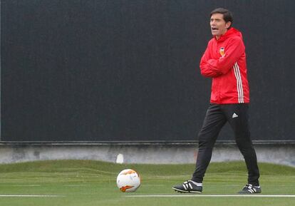 Marcelino, en un entrenamiento en la ciudad deportiva del Valencia.