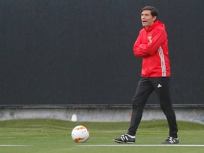 Marcelino, en un entrenamiento en la ciudad deportiva del Valencia.