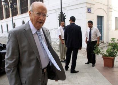 El primer ministro de Túnez, Beyi Caid Essebsi se dirige al palacio de gobierno en Túnez.