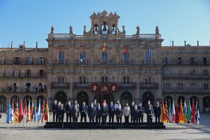 El presidente del Gobierno, Pedro Sánchez, y el rey Felipe VI, junto a los líderes autonómicos, en la XXIV Conferencia de Presidentes celebrada el 30 de julio en Salamanca.