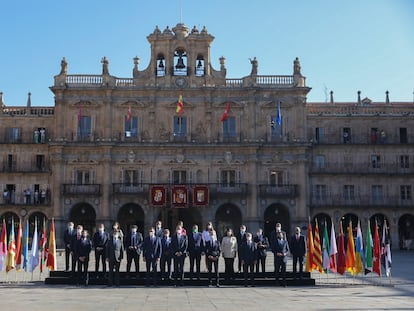 El presidente del Gobierno, Pedro Sánchez, y el rey Felipe VI, junto a los líderes autonómicos, en la XXIV Conferencia de Presidentes celebrada el 30 de julio en Salamanca.