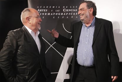 El cineasta catalán Bigas Luna (izquierda) y el productor, exhibidor y distribuidor Enrique González Macho, candidatos a presidir la Academia de Cine.