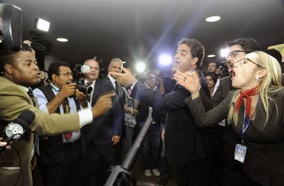 Grupos contra e a favor do impeachment batem boca durante protestos na Câmara, no dia 28 de março.