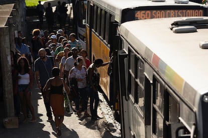 Pessoas fazem fila para entrar no ônibus nesta segunda-feira, 16 de março, no Rio de Janeiro.