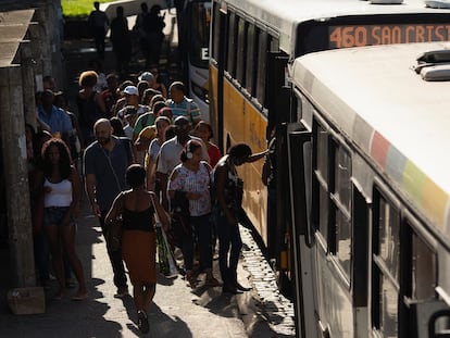 Pessoas fazem fila para entrar no ônibus nesta segunda-feira, 16 de março, no Rio de Janeiro.