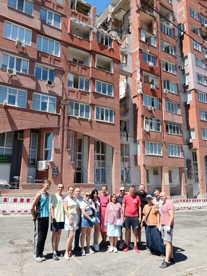 Un grupo de compañeros de trabajo posaba el pasado día 13 junto a la entrada de un edificio de la ciudad ucrania de Dnipró alcanzado por un misil.