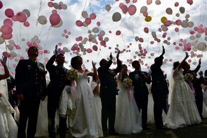 Un momento de la ceremonia, en el que las parejas han soltado globos.