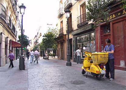 La calle de las Huertas (en la foto) es el eje de la zona peatonal, delimitada por el paseo del Prado, la calle de Atocha, la plaza de Santa Ana y la calle de San Sebastián.