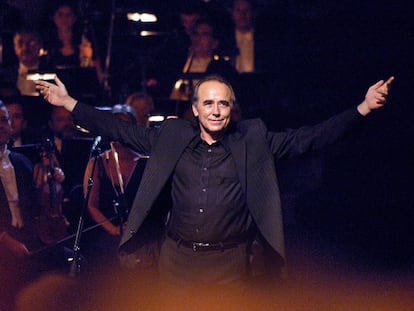 El cantautor español Joan Manuel Serrat en una presentación en el Teatro Colón de Buenos Aires (Argentina) en 2004.