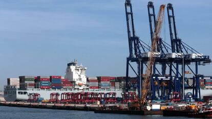 El buque de portacontenedores &quot;Hanjin Casablanca&quot;, atracado en la zona del puerto de Algeciras. 