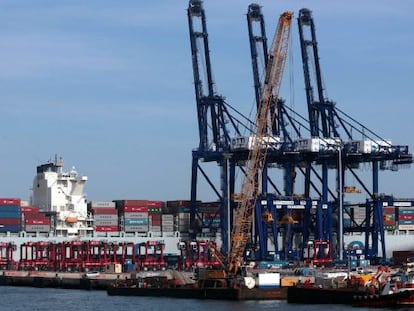 El buque de portacontenedores &quot;Hanjin Casablanca&quot;, atracado en la zona del puerto de Algeciras. 