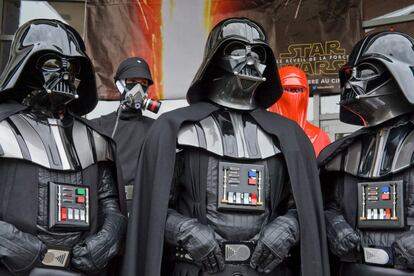 Tres personas disfrazadas de Darth Vader durante una convención de la mítica película de George Lucas, en Cusset (Francia).