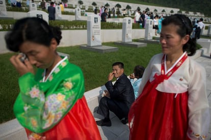 Dos mujeres en el cementerio de los veteranos de la guerra de Corea en Pyongyang