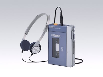 El mismo día que la tecnológica Sony anunció que cesaba la comercialización del walkman, Apple anunciaba la salida al mercado del iPod; corría el año 2001. Casi una década después la empresa japonesa dejaba de producirlo. El primer walkman se vendió en Japón en julio de 1979. Desde esa fecha, más de 400 millones de unidades se han puesto a la venta con esta marca. Un año antes, el aparato original fue creado en 1978 por el ingeniero nipón Nobutoshi Kihara. Sin embargo, el primer aparato móvil para escuchar música no es de Sony, sino del alemán Andreas Pavel, creado un año antes.