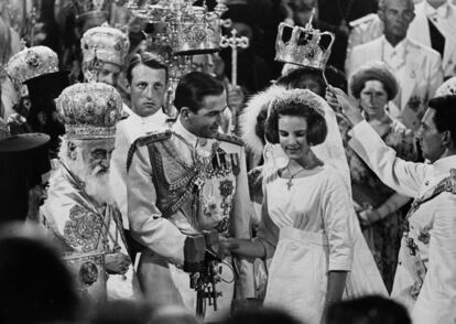 El rey Constantino de Grecia y la princesa Ana María de Dinamarca durante su boda en la Catedral de Atenas, el 21 de septiembre de 1964. La reina lleva la tiara y el velo que lucirá ahora su hija.
