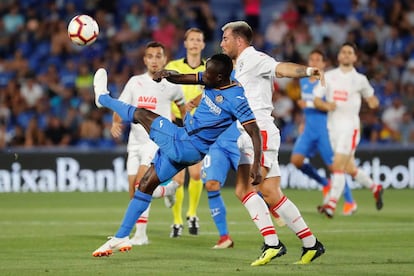 Djené despeja el balón ante Enrich.