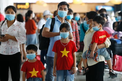 Pasajeros en el aeropuerto Non Bai de Hanoi.