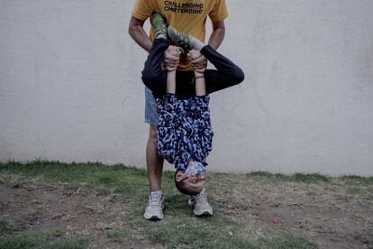 Bocabajo, Patricio ríe mientras su padre le gira en una voltereta. La casa se ha convertido en un aula para los dos hermanos. “Sí he notado mayor ansiedad, sus periodos de concentración son más bajos y evidentemente les cuesta mucho más trabajo sentarse cuando tienen que tomar una clase”, reconoce Marie Velázquez.