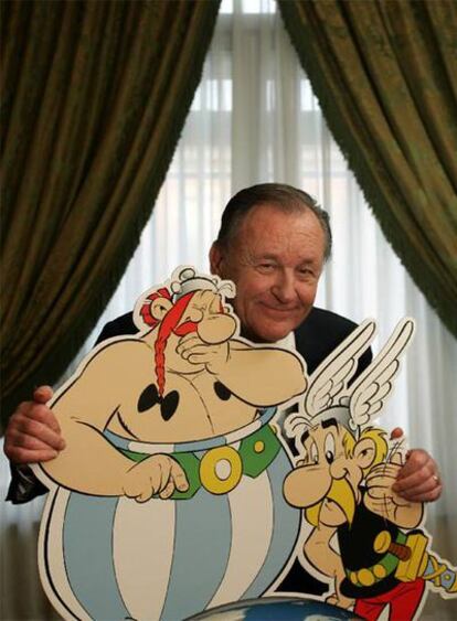 Albert Uderzo, con Astérix y Obélix, en Madrid en 2005.