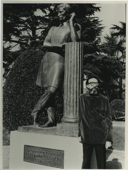 El escritor madrileño Juan Eduardo Zúñiga ha fallecido en la capital a los 101 años. Zúñiga, premio Nacional de las Letras en 2016, posa en esta imagen ante al monumento a Pushkin en el madrileño parque de la Fuente del Berro.