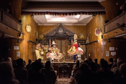 La danza clásica del Estado de Kerala y una de las más espectaculares de la <a href="https://elviajero.elpais.com/tag/india/a" target="_blank">India</a> es también un drama teatral en el que se representan pasajes de una gran epopeya hindú (el ‘Mahabharata’) ambientados por los sonidos de la música carnática del sur del país. En la hermosa y cuidada ciudad de Cochín se puede disfrutar de este estilo de danza de teatro clásico ambientado con coloridos trajes y máscaras cada tarde en los auditorios del Kerala Kathakali Centre. En el <a href="http://cochinculturalcentre.com/" target="_blank">Cochin Cultural Centre</a> se puede asistir a la previa sesión de maquillaje de los dos bailarines, tan interesante como la propia obra, y a una representación reducida, ya que las versiones más populares pueden durar toda la noche y se celebran en los templos de las aldeas keralíes.