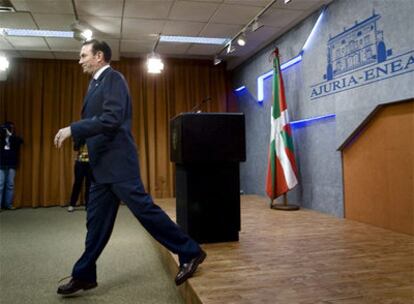 El <i>lehendakari,</i> Juan José Ibarretxe, tras la comparecencia en la que anunció la fecha de las elecciones en el País Vasco.