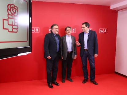 Pepu Hernández, Manuel de la Rocha y Chema Dávila, al inicio del debate en la sede del PSOE. 