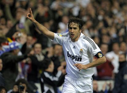 Raúl celebra uno de sus dos goles al Betis.