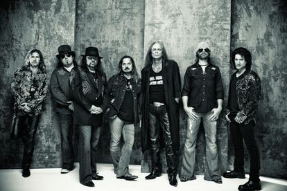 Desde sus primeros discos, Lynyrd Skynyrd se consagró como la banda de rock sureño por excelencia, título que mantienen irrebatible. La leyenda negra se ensañó con ellos desde que un accidente de avión, en 1977, se llevó la vida de varios de sus miembros, incluyendo a su líder, Ronnie Van Zant. En 1984 su hermano menor, Johnny Van Zant, resucitó la banda, pero algunos de sus componentes fallecieron en los años siguientes. Pero el grupo sigue vivo y en forma, más cercanos al hard rock pero manteniendo su esencia sureña original. El sábado a las 21.20 estarán sobre el escenario Levon Helm para interpretar himnos como ‘Free Bird’ o ‘Sweet Home Alabama.