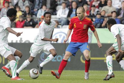 Iniesta, rodeado de varios rivales durante el partido ante Arabia Saudí.