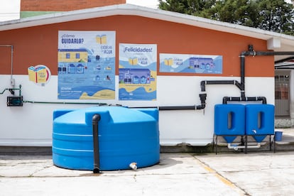 Con un sistema de captación de agua, una escuela puede recolectar entre 500.000 y un millón de litros de agua de lluvia al año, suministro que puede ayudar a mantener las escuelas durante periodos de escasez.