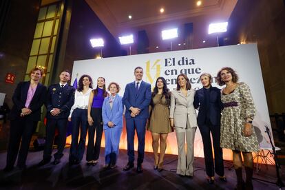 Pedro Sánchez junto al resto de invitados, en el acto.