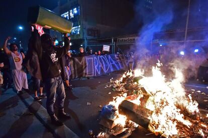 Manifestantes ateiam fogo em lixo durante durante protesto contra a Copa em São Paulo. 