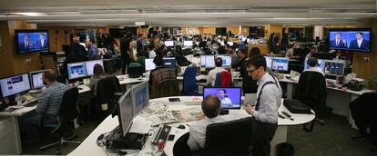 Vista general de la redaccion del diario El País, en Madrid, durante el debate.