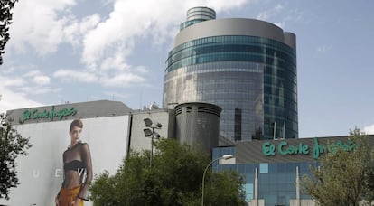 Torre Titania junto a la tienda de El Corte Inglés de Castellana en Madrid.