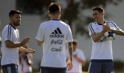 Agüero (i), Messi de espaldas y Di María (d) buscarán afianzar a Argentina en las eliminatorias.