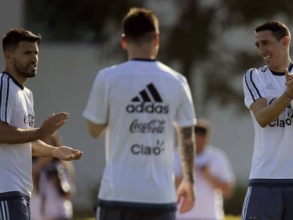 Agüero (i), Messi de espaldas y Di María (d) buscarán afianzar a Argentina en las eliminatorias.