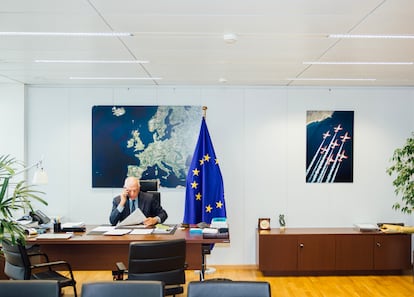 Josep Borrell, en su despacho de la Comisión Europea, de la que ha sido vicepresidente ejecutivo, en Bruselas. Kaja Kallas le sucederá en ese cargo y en el de Alta Representante. A su lado, una fotografía de la española Patrulla Águila.