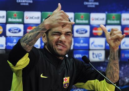 Dani Alves durante la durante la rueda de prensa previa al encuentro que disputarán mañana ante el Atlético de Madrid.