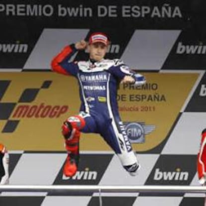 Jorge Lorenzo celebra en el podium su victoria bajo la mirada del Rey Juan Carlos y de Dani Pedrosa.